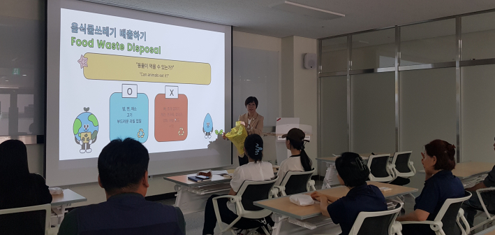 동남보건대학교 외국인 재학생을 대상으로 특별 강연을 실시하고 있다.