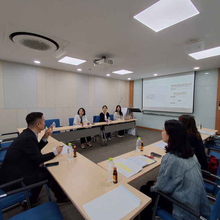 정자3동 주민자치회, 성균관대학교 대학원이 함께 마을리빙랩 디자인 자문회의를 개최하고 있다.