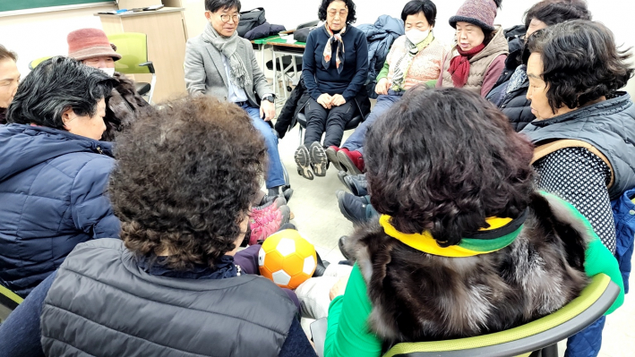 동그랗게 모여앉아 신체활동, 팀티칭 수업에 참여하고 있다