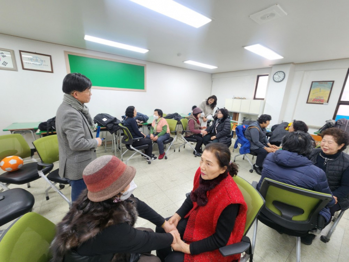 학습자들이 두 손을 꼭 잡고 서로의 이야기에 귀기울이며 공감하고 있다