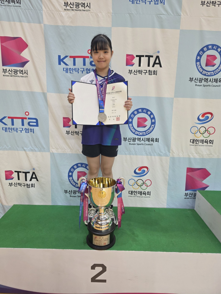 은메달을 수상한 청명초 팡제이