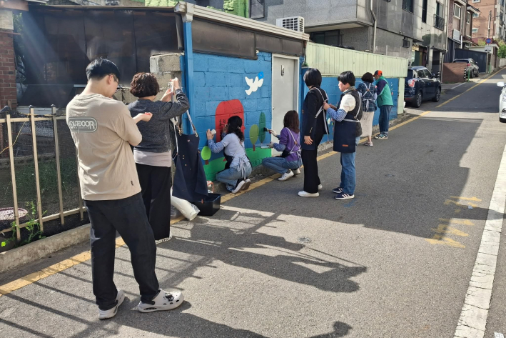 담벼락 벽화 그리는 전경