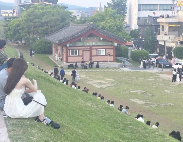 장안문근처에서 벌어지는 버스킹하는 장면으로 보는 관광객들