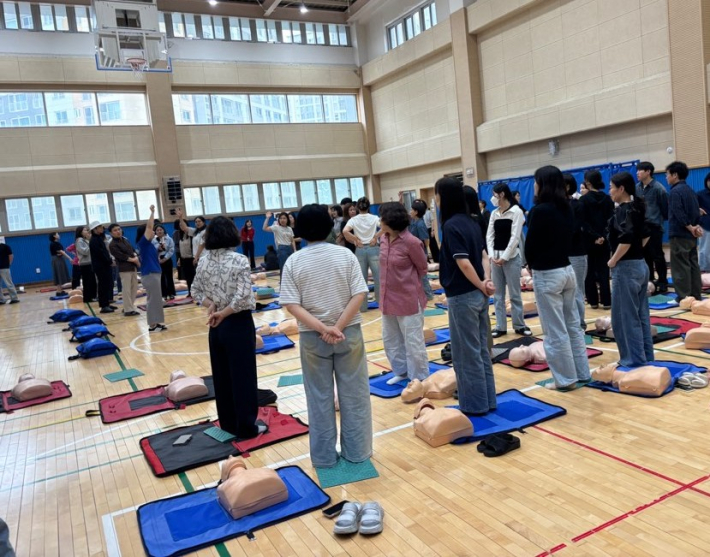 과대 학교 교직원 전체가 응급처치 실습을 받고 있다