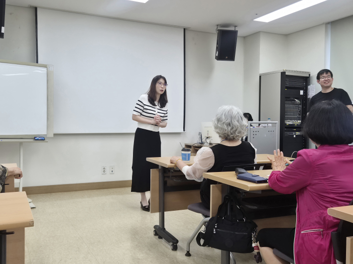 김명진 관장이 '삶이 스타일이다' 프로그램 개강식에서 인사말을 전하고 있다.