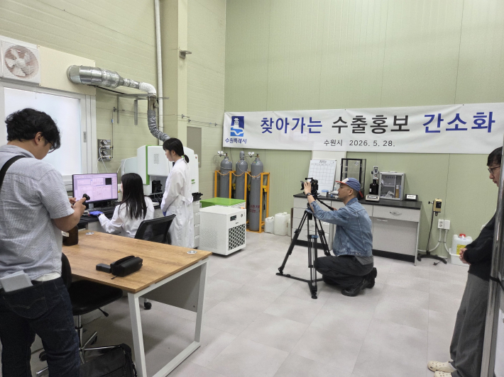 '2026 중소기업 수출홍보 간소화 사업' 선정 기업에서 홍보영상을 촬영하고 있다.     