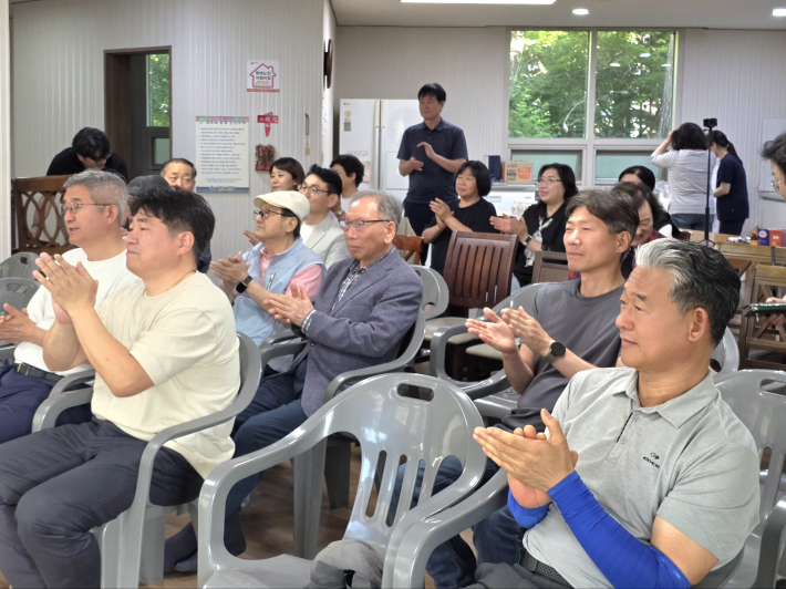 가정의 달 5월을 맞아 광교공동체봉사단과 광교자율방범대, 지역 주민들이 함께 모여 생명존중 안전문화 정착을 다짐하고 있다.