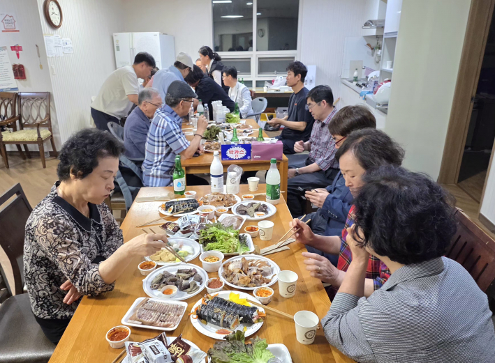 이 자리에서 실제 심폐소생술로 가족을 살려낸 입주민 김혜경(왼쪽 앞) 씨의 생생한 소생 미담을 공유해 함께 한 지역주민들에게 큰 울림을 주었다.