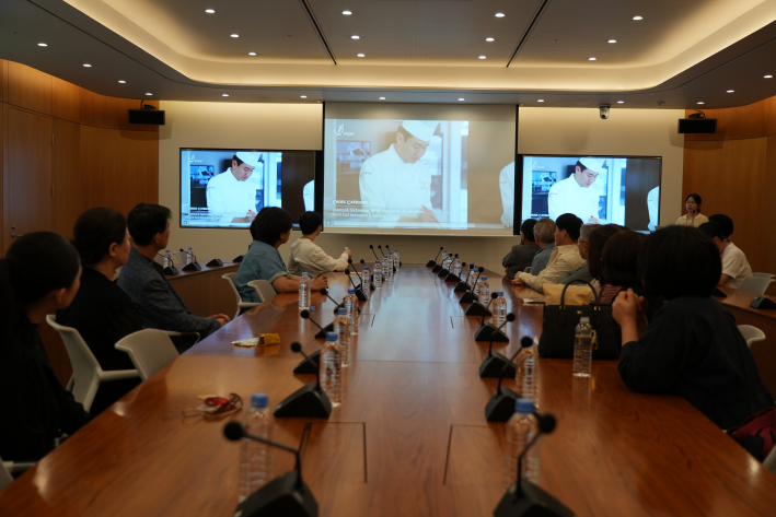 참가자들이 CJ블로썸파크 연구소 소개 영상을 보고 있다(사진은 연구소 제공).