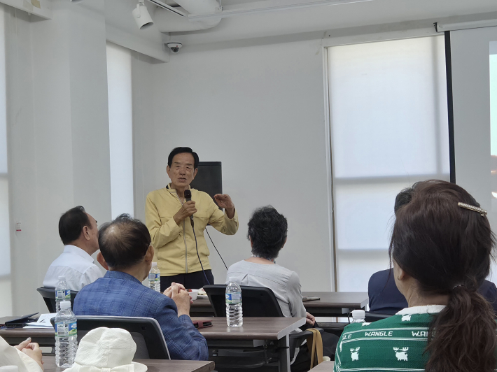 양묘반 김문회 회원이 정원 활동 사례와 보람을 이야기하고있다.