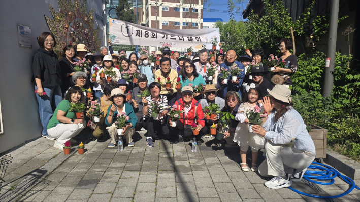 제8회 가드너데이에 참여한 새빛수원 손바닥정원단 단원들의 꽃을 들고 기념촬영을 하고 있는 모습