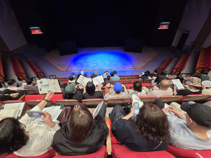 극단 칠보의 연극 '내가 멜론을 얼마나 좋아하는데' 공연을 기다리는 시민들