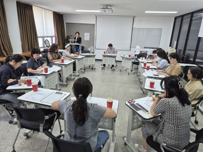 수원시가 2026년 제1차 인권교육단체 네트워크 회의를 열고 있다.     