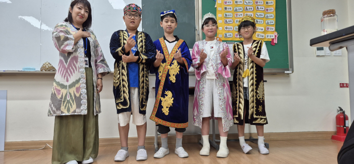 우즈베키스탄의 전통의상도 입어 보아요