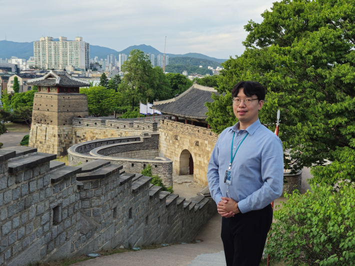 수원화성 화서문과 서북공심돈 일대를 답사하는 오동건 단원