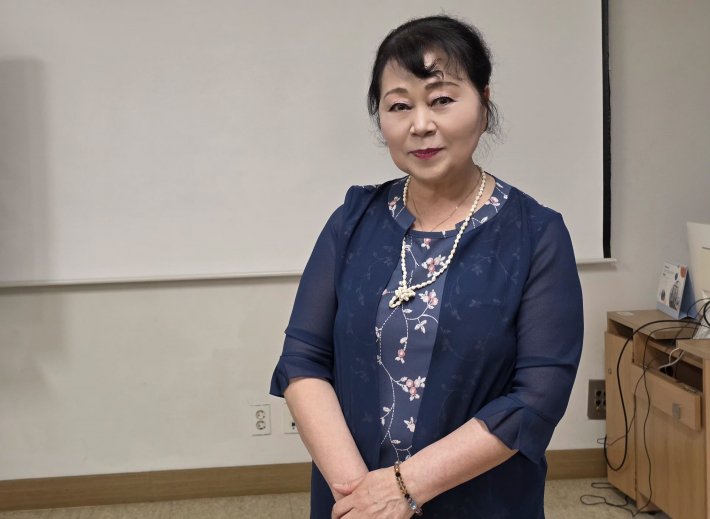 인터뷰에서 진순분 강사(시인·작가)가 환한 미소를 짓고 있다.