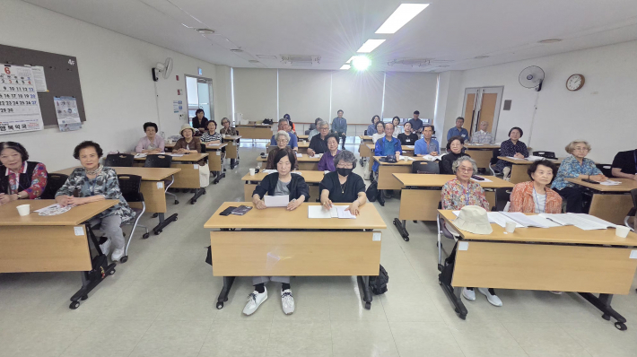 제11기 광교노인대학 수강생 40여명이 참석해 행복한 삶의 방향에 대한 강의를 받고 있다.