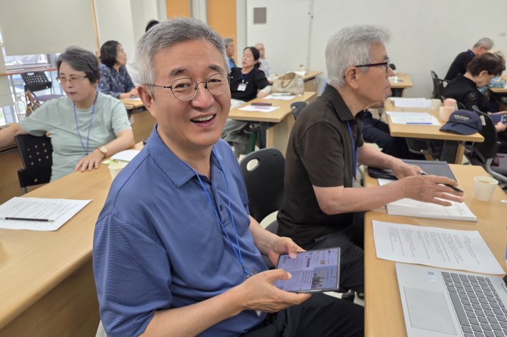김청극 강사의 강의가 끝안 후 박흥률 수강생이 인터뷰에 응하고 있다.