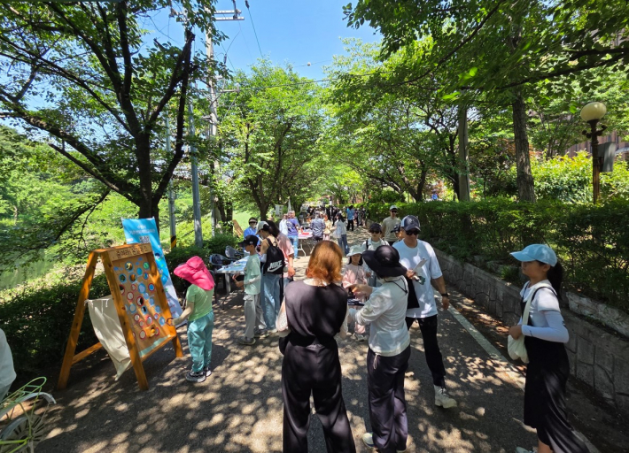 수원 에코패밀리 캠프가 펼쳐진 서호천 산책로  