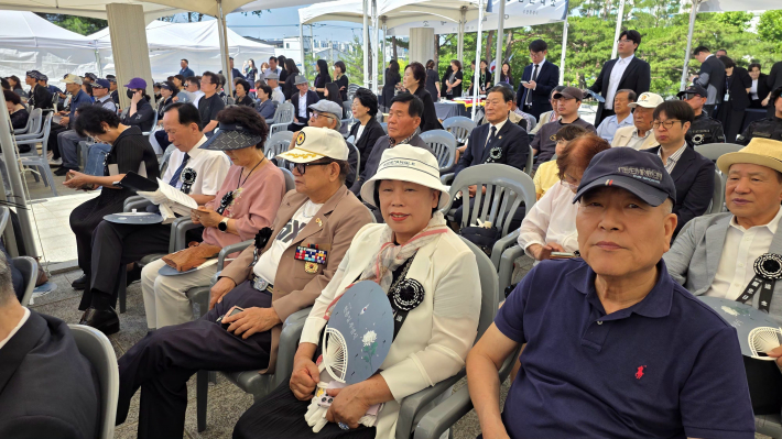 국가유공자와 함께 행사에 참석한 시민들