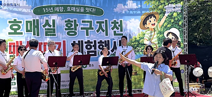 행사장에서 인사말하고 있는 이정훈 동장 모습