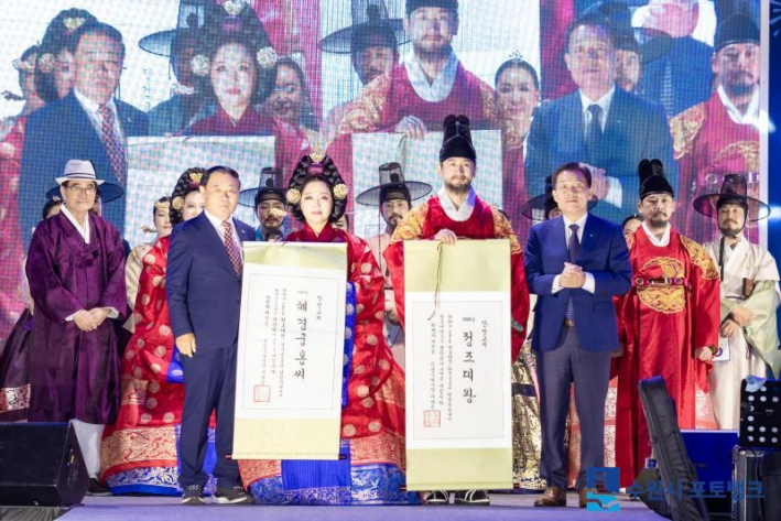 최종 선발된 나광열 씨와 배경숙 씨가 수원시장의 당선 교지를 받았다(사진=포토뱅크)    