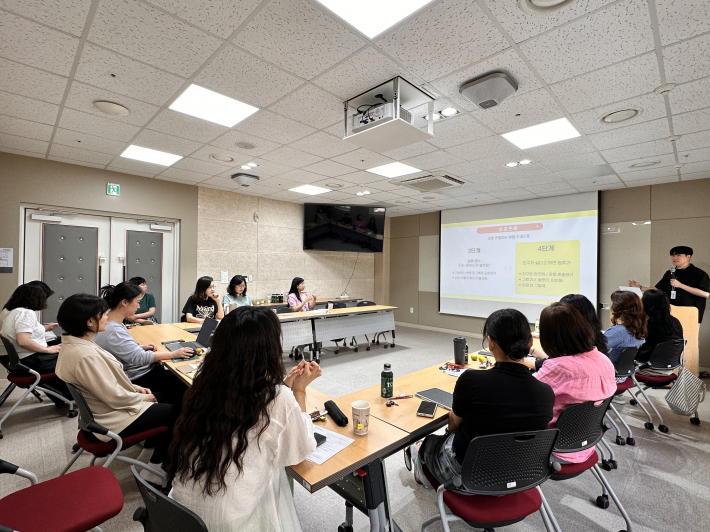 '토닥토닥 존중, 반짝반짝 권리' 사업에 참여하는 학교사회복지사들이 첫 번째 연구 모임에서 아동 권리교육을 받고 있다.