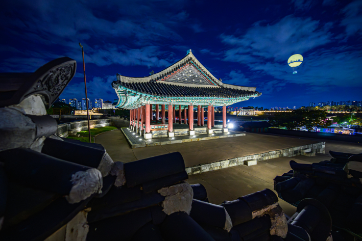 수원화성의 야경을 한눈에 볼 수 있는 이색 탈거리 플라잉수원이 하늘에 떠 있다.