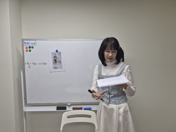 열강 중인 안 교수
