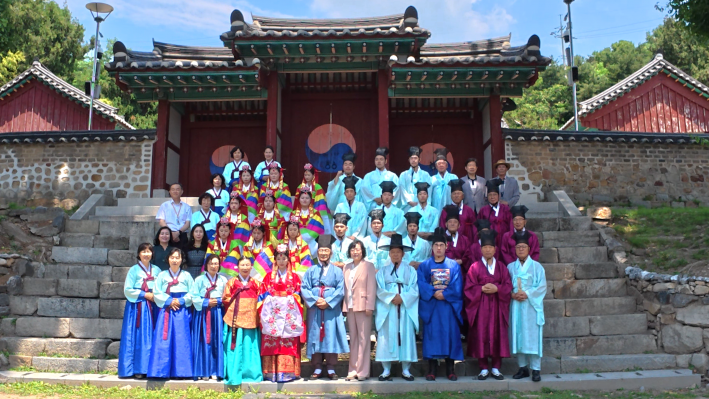 전통 성년례 의식을 모두 마친 수원공업고등학교 학생들과 수원향교 및 유도회 관계자들이 대성전 앞 계단에서 단체 기념촬영을 하고 있다.