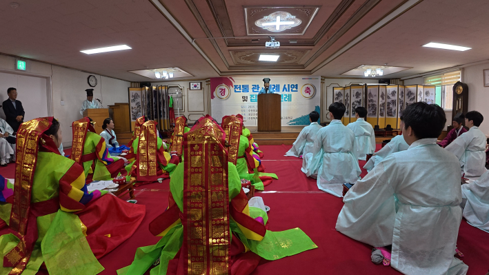 1부 의식행사에서 예복을 바르게 갖춰 입은 남녀 학생들이 수원향교 송중섭 전교의 인사말을 경청하는 모습.