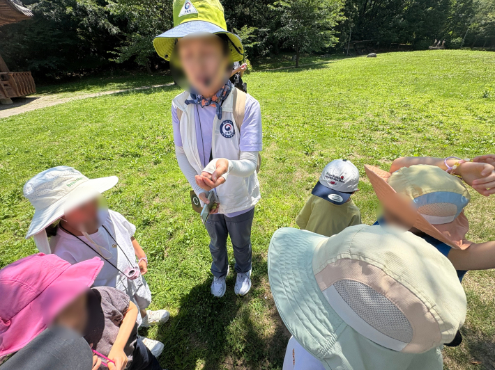 숲속 곤충의 특징과 역할을 배우며 작은 생명에 관심을 갖는 참여 어린이들.