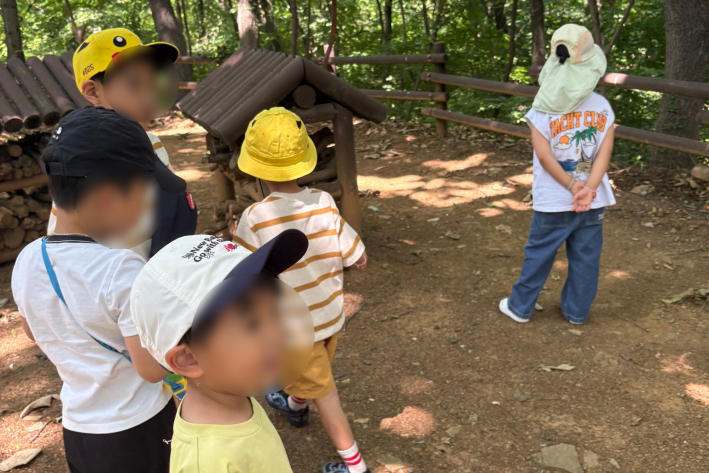 곤충들이 머무는 공간인 곤충호텔을 살펴보며 숲 생태계를 배우는 아이들.