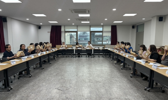 출생아 복꾸러미를 든 주민자치회