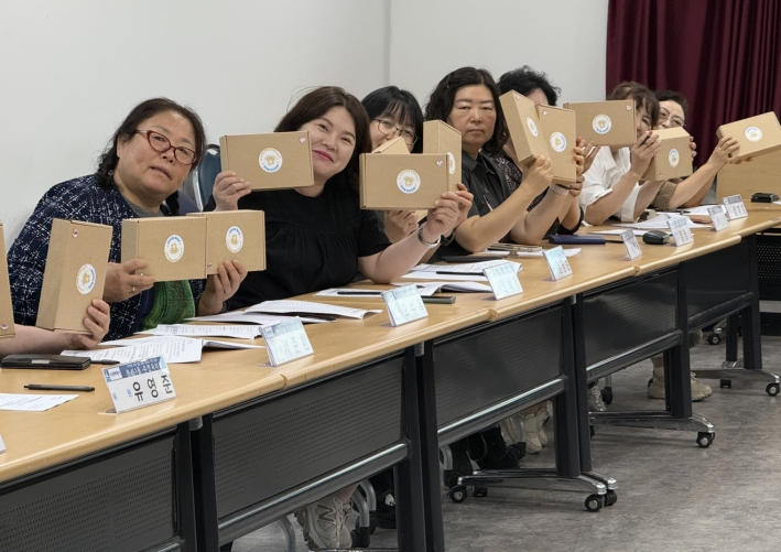 출생아 복꾸러미를 든 주민자치회