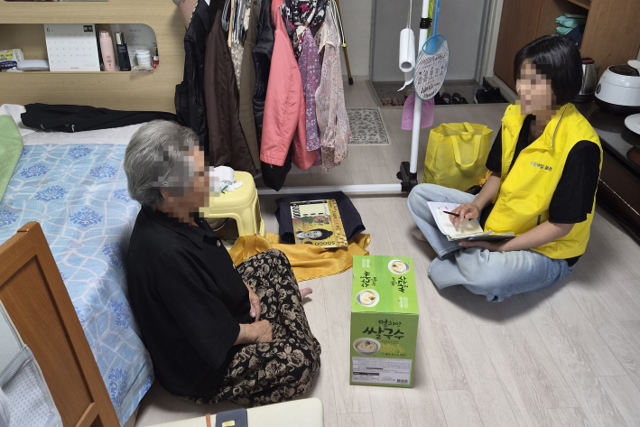 지역사회보장협의체、 어르신에게 사랑의 반찬 전달과 함께 안부확인