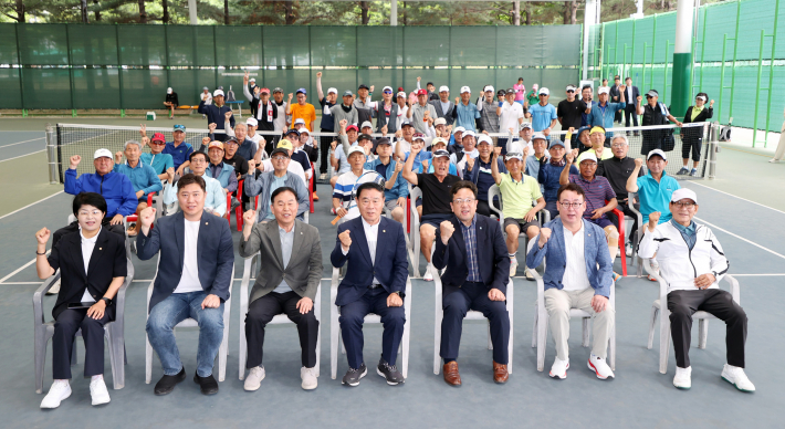 수원특례시의회 이재식 의장과 참석자들이 「제4회 수원특례시의회 의장배 전국 시니어 테니스대회」에서 기념촬영을 하고 있다.