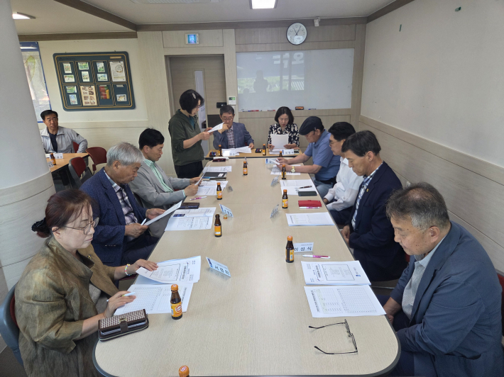 단체장협의회 회의를 진행하고 있다. 