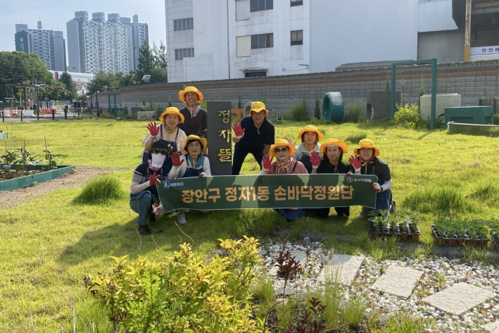 정자1동 손바닥정원단이 손바닥정원 내 초화류 식재 및 정원 가꾸기 활동을 하고 있다.
