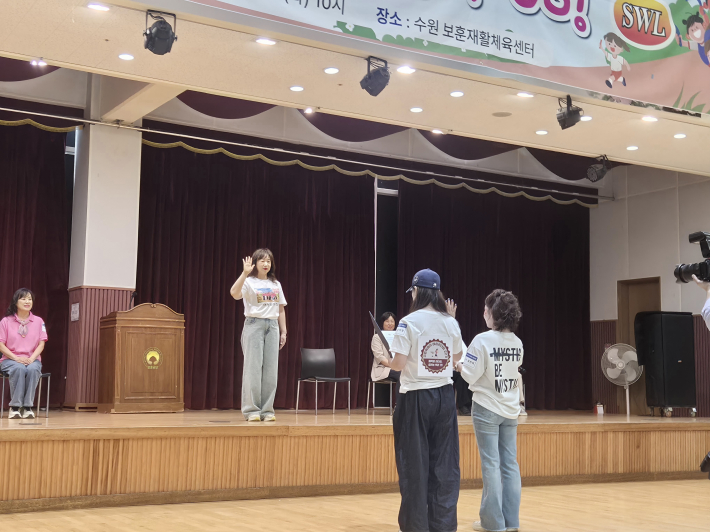 장란회·김미경 회원이 대표로 선수선서를 하고 있다.