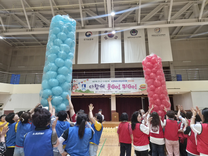 참가자들이 풍선 세우기 게임을 즐기며 웃음꽃을 피우고 있다.