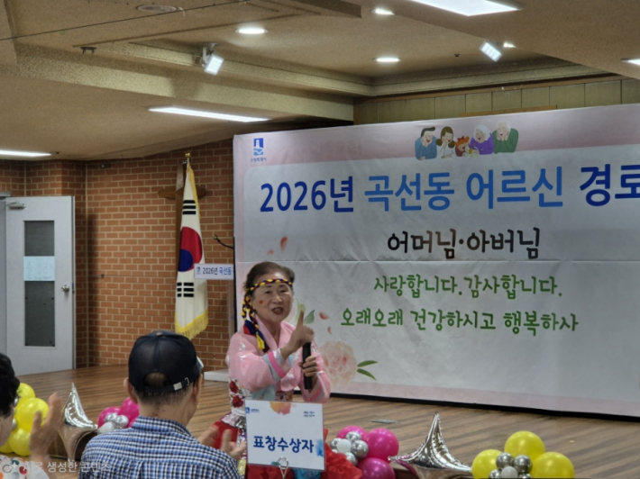 사전공연으로 품바공연을 하고 있다