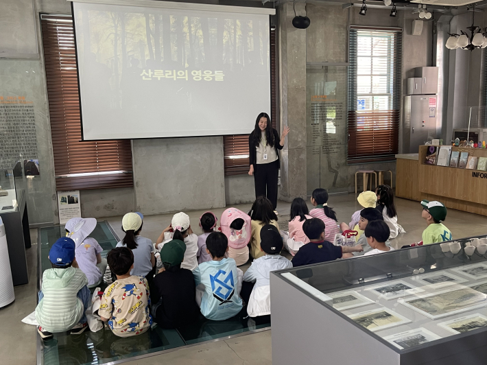 사진1~2)수원 매산초등학교 학생들이 수원 구 부국원을 탐방하고 있다.    