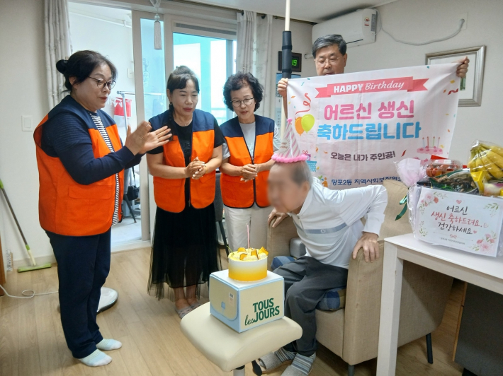 망포2동 지역사회보장협의체 위원들이 6월 생신을 맞이한 어르신의 생신을 축하하고 안부를 살피고 있다. 