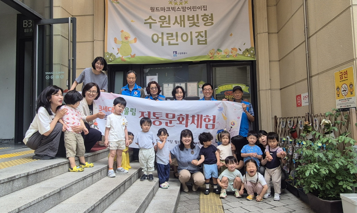 월드마크 아파트 빅스맘 어린이집 앞에서 참가자들 사진