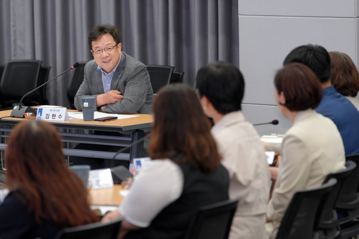 김현수 수원시 제1부시장이 '2026 수원시 자살예방 대책회의'를 주재하고 있다.