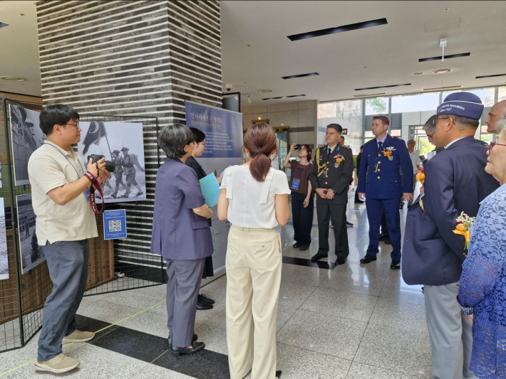 한국전쟁 당시 군우리 전투와 김량장 전투 등에서 활약한 튀르키예 여단의 사진을 둘러보고 있다. 