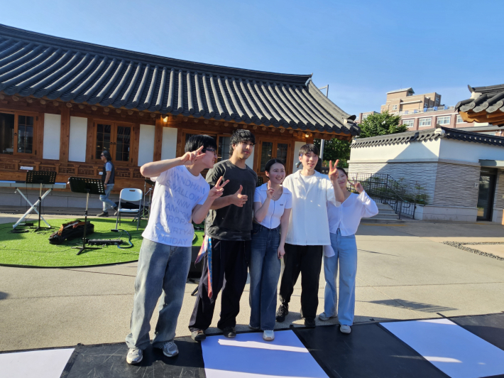 공연후 포즈를 취한 수울 밴드