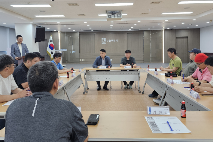 장안구 각 동 환경관리원 반장을 비롯한 청소행정 관계자가 회의를 하고 있다.