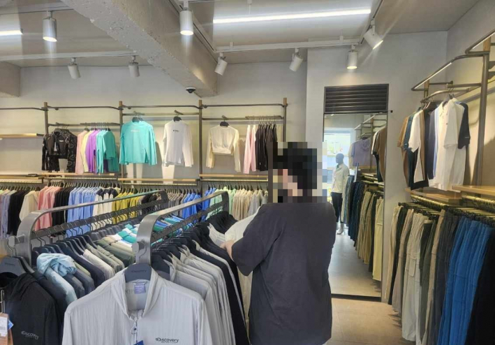 '원하는 대로, 소원쇼핑' 사업 참여자가 필요한 물품을 고르고 있다.     